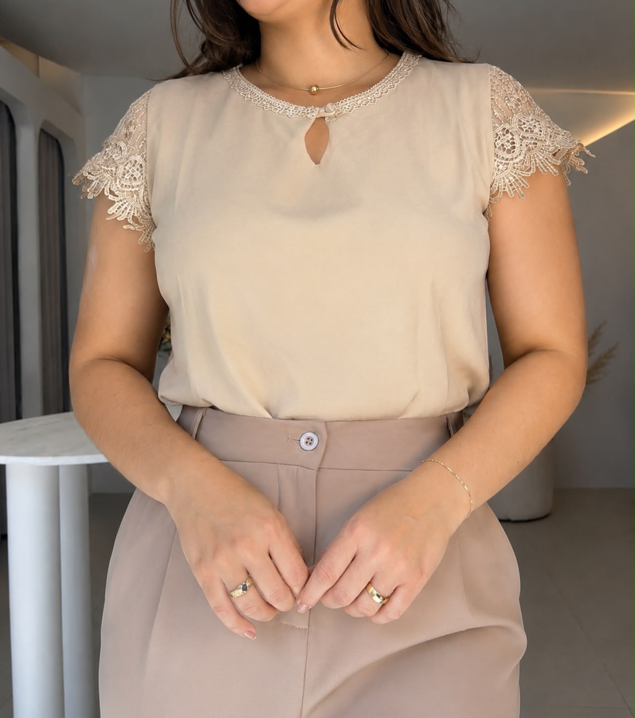 Blusa de crepe com renda na manga Bege