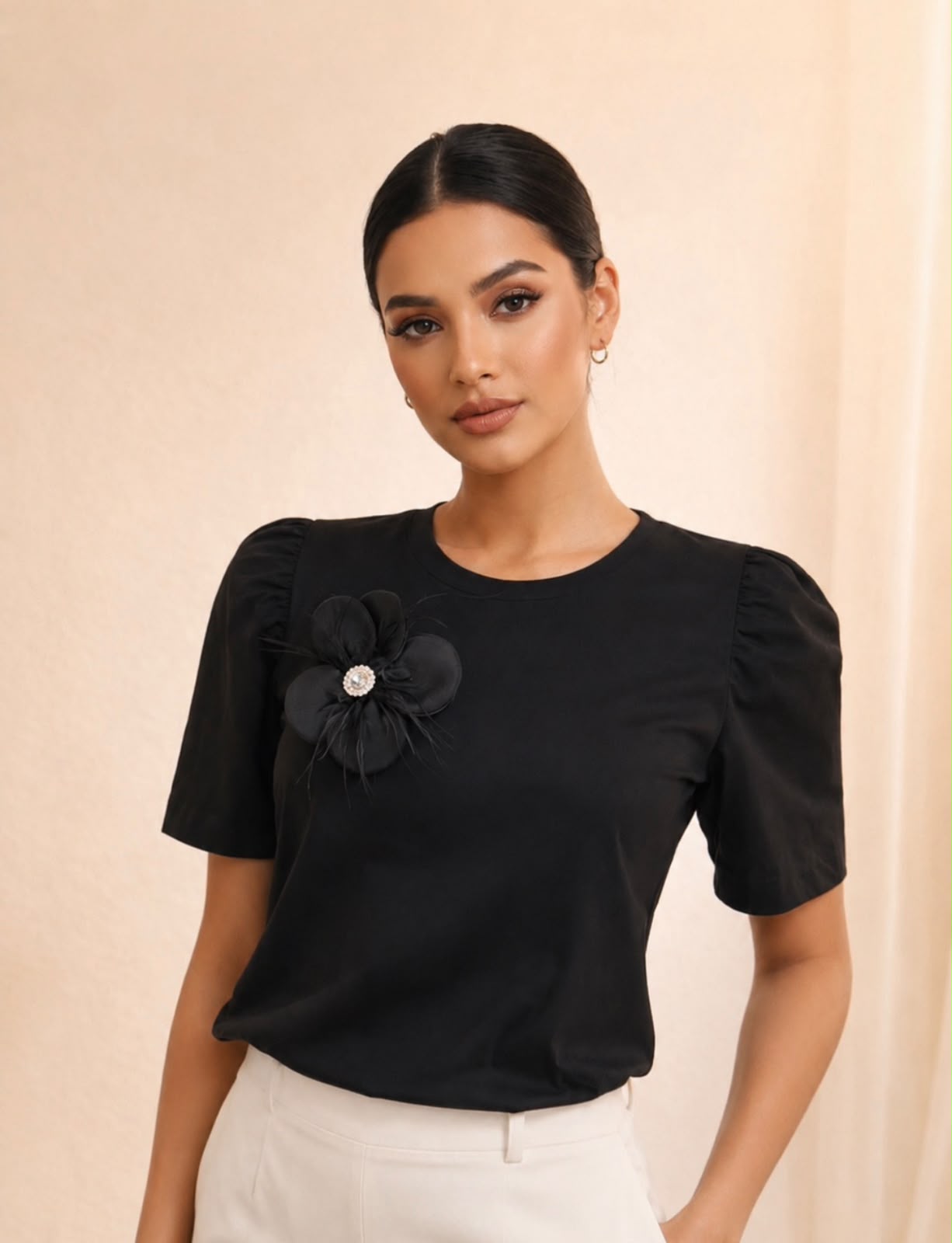 Blusa em Malha Com bordado Preta com Broche de Flor