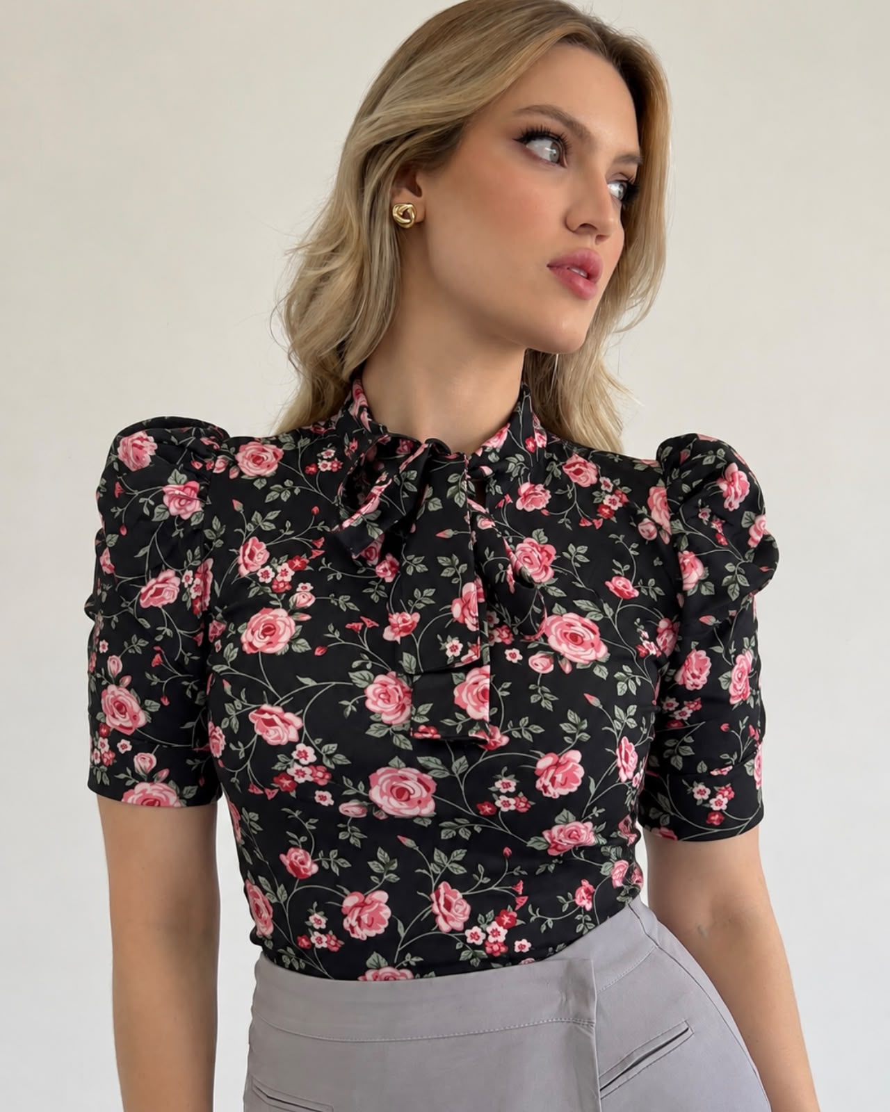 Blusa com laço Floral Preta