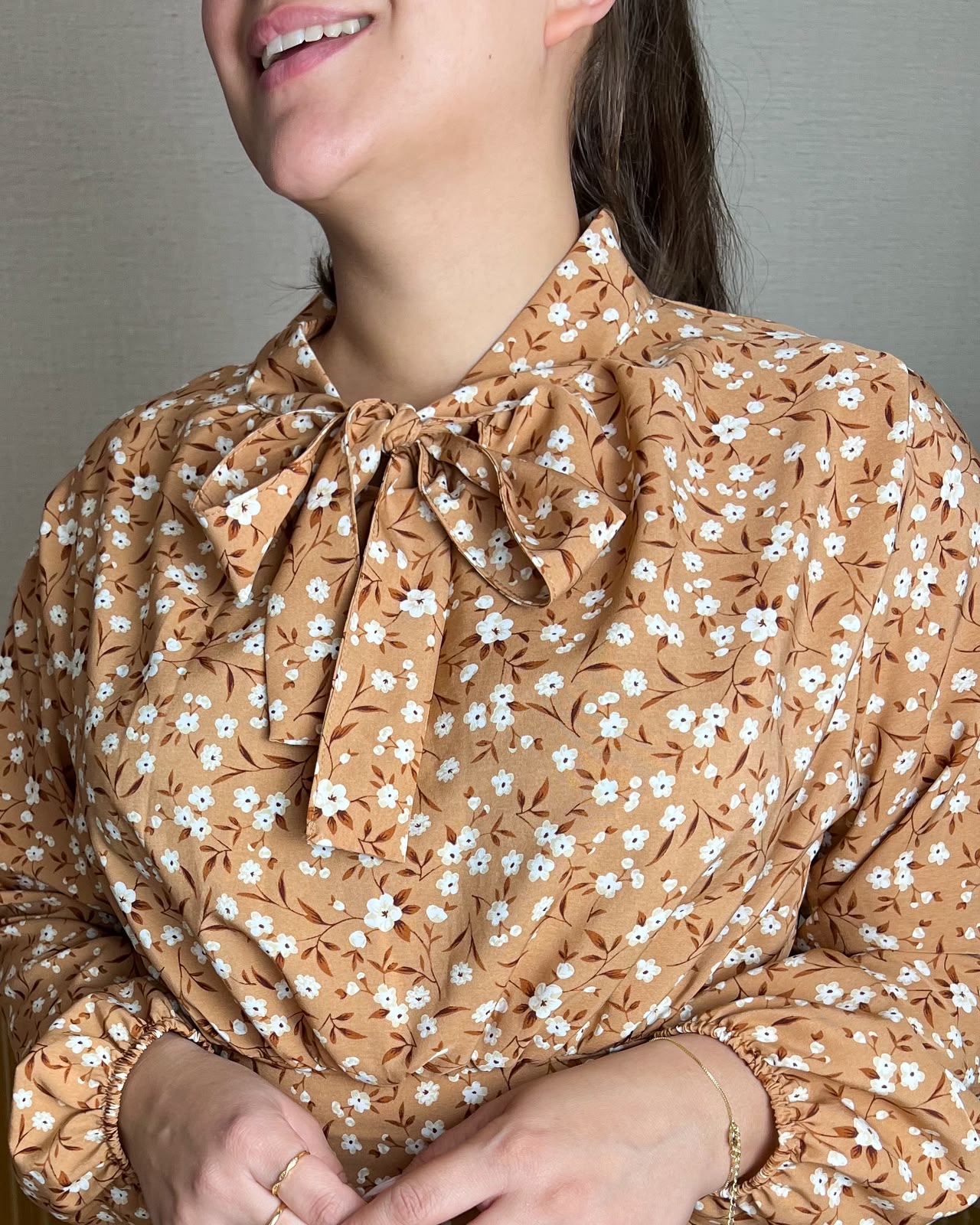 Vestido longo com laço na gola Nude