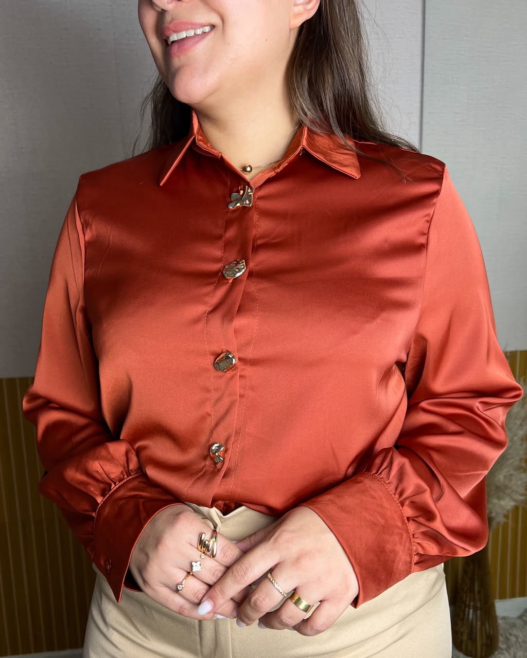 Camisa de Cetim com botões dourados Terra Cota