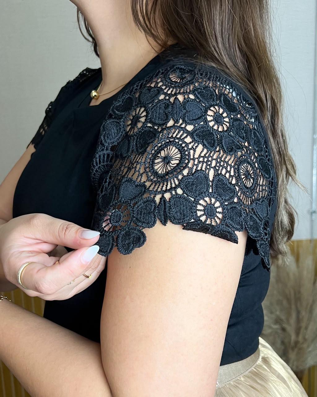 Blusa de Malha e manga com Renda Preta