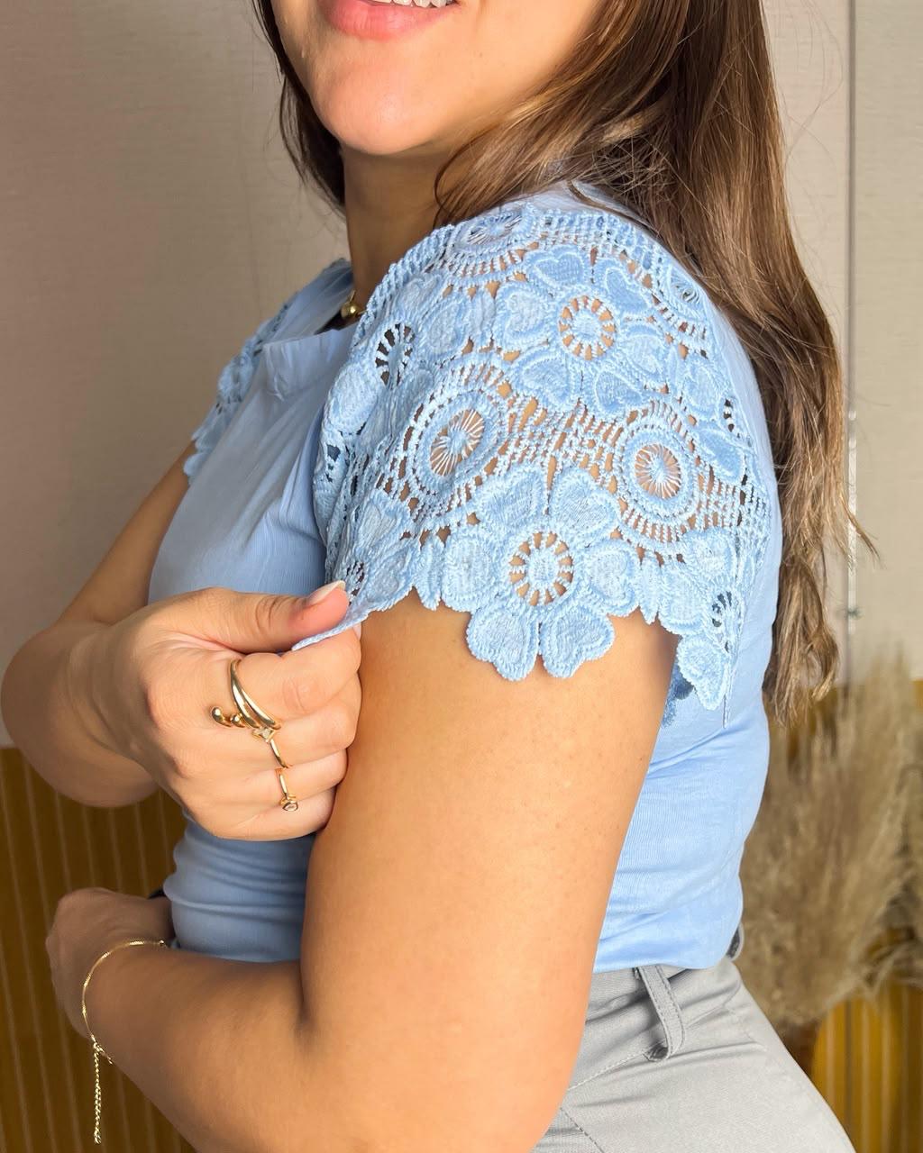 Blusa de Malha e manga com Renda Azul