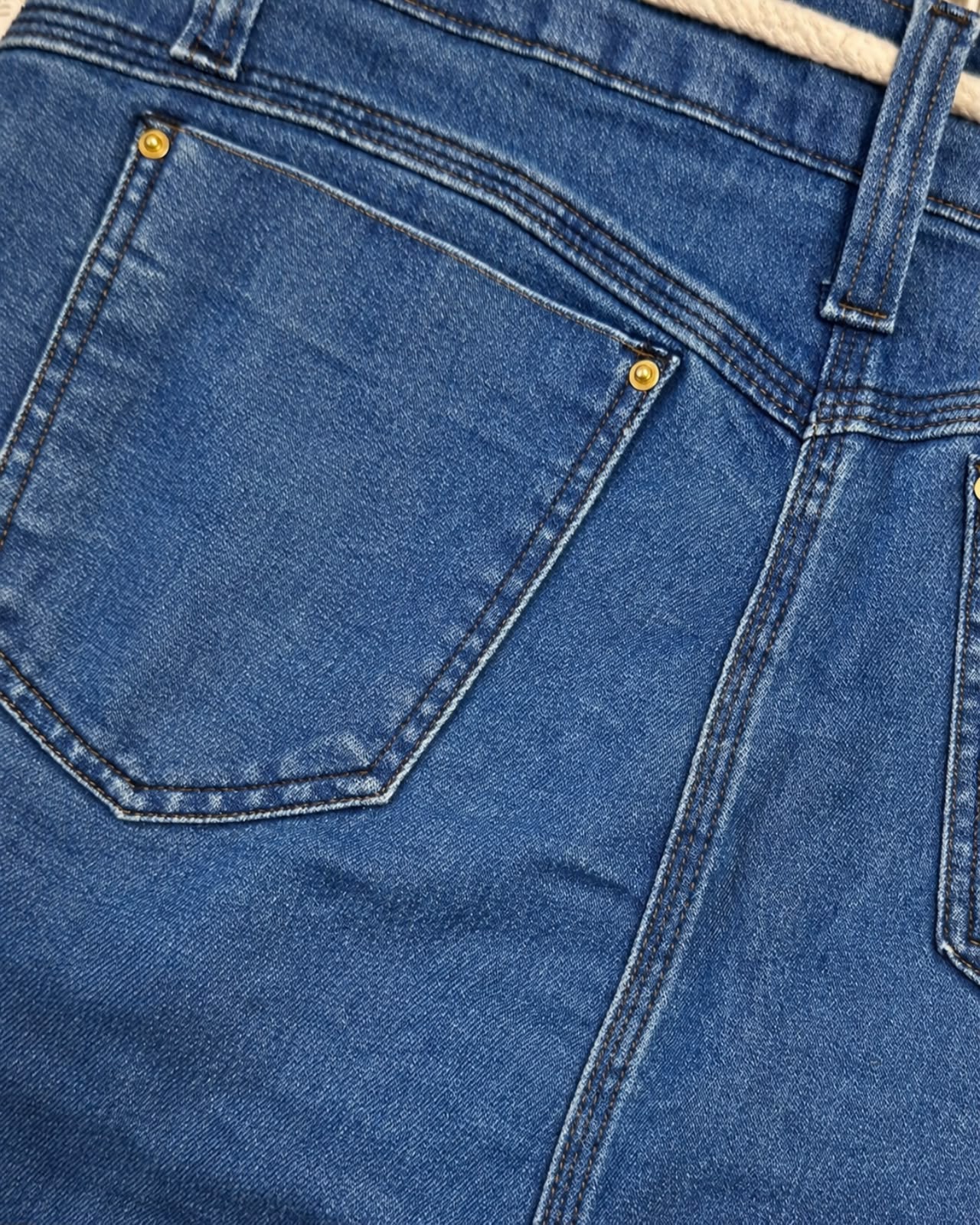 Saia Jeans Com cinto em Cordão