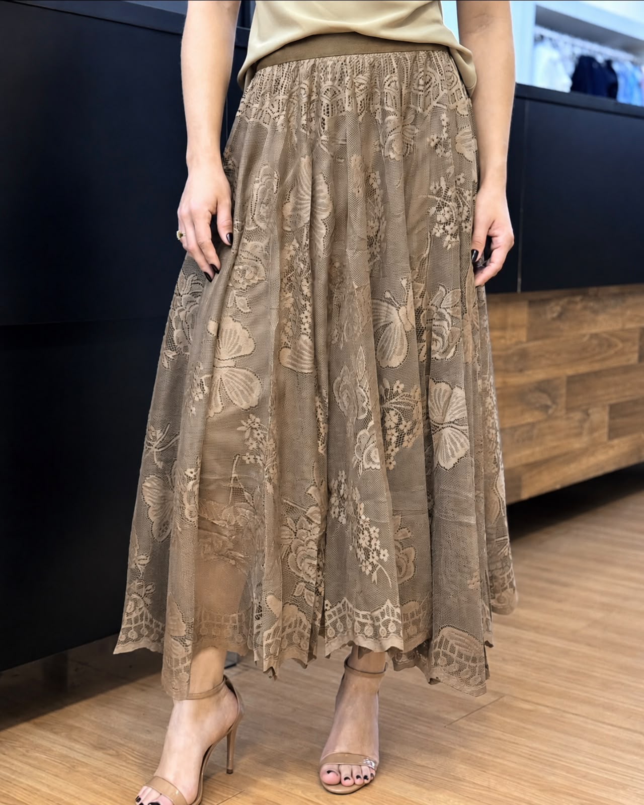 Saia Midi em Renda Marrom