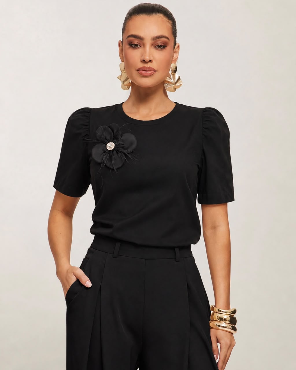 Blusa em Malha Com bordado Preta com Broche de Flor