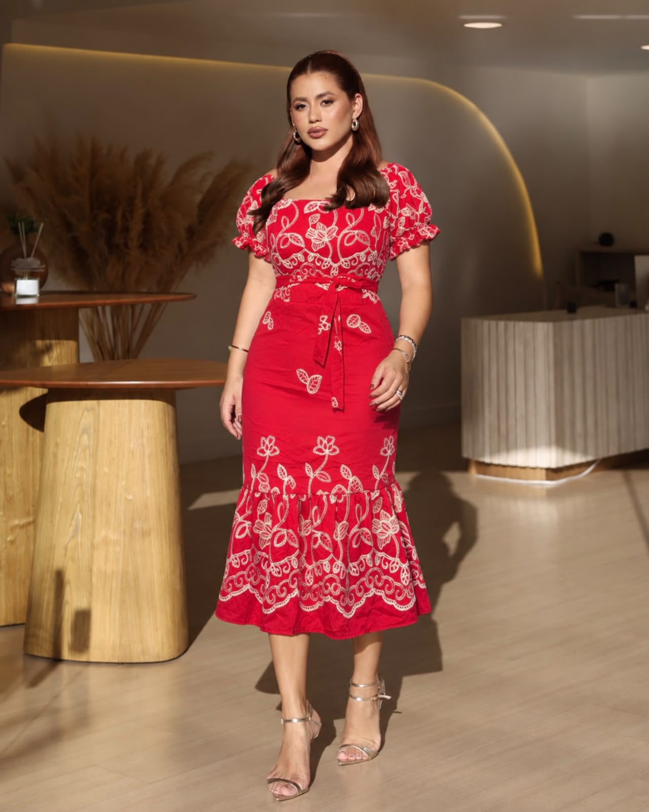 Vestido Bordado com Laço Vermelho