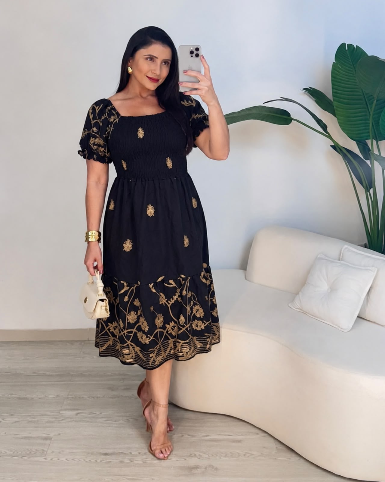 Preto com linha Dourada
