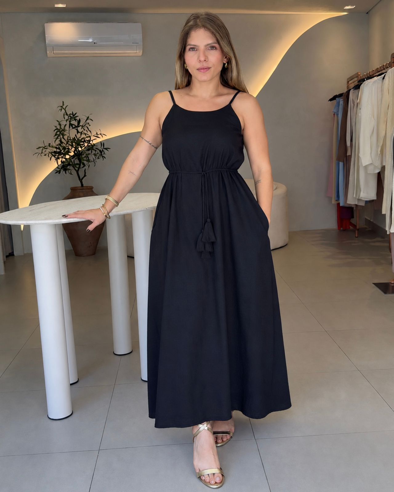 Vestido longo de alça com bolso Preto