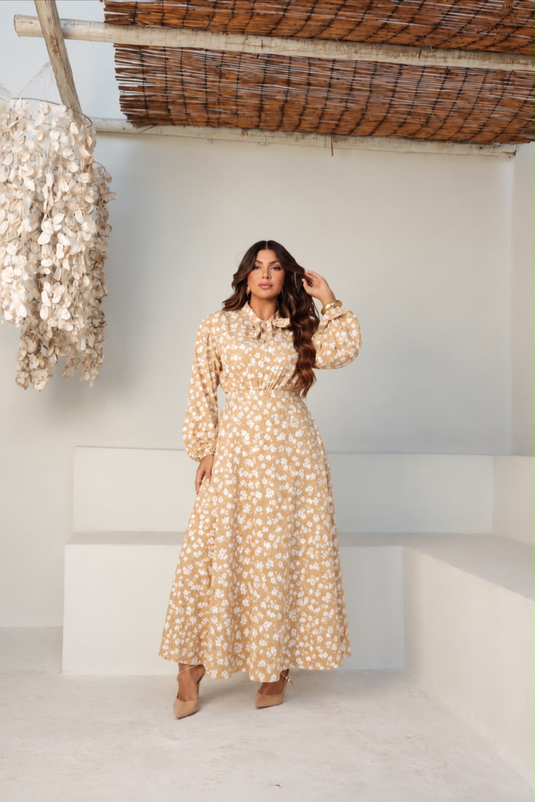 Vestido longo com laço na gola Bege
